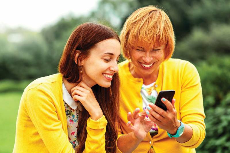 Un utilisateur profite de la connectivité Bluetooth de son appareil auditif pour passer un appel.