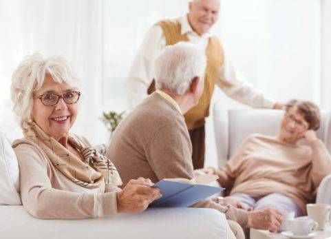 Patient souriant après avoir retrouvé une meilleure audition grâce à ses appareils auditifs.