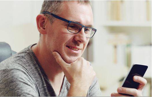 personne écoutant sa musique dans ses appareils auditifs grâce au Bluetooth