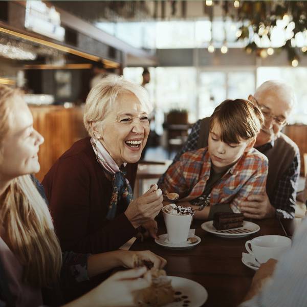 entendre à nouveau bien au restaurant bruyant grâce à des appareils auditifs performants