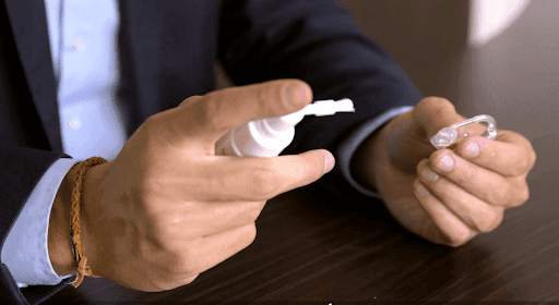 Nettoyez régulièrement vos intra-auriculaires pour éviter l'accumulation de cérumen